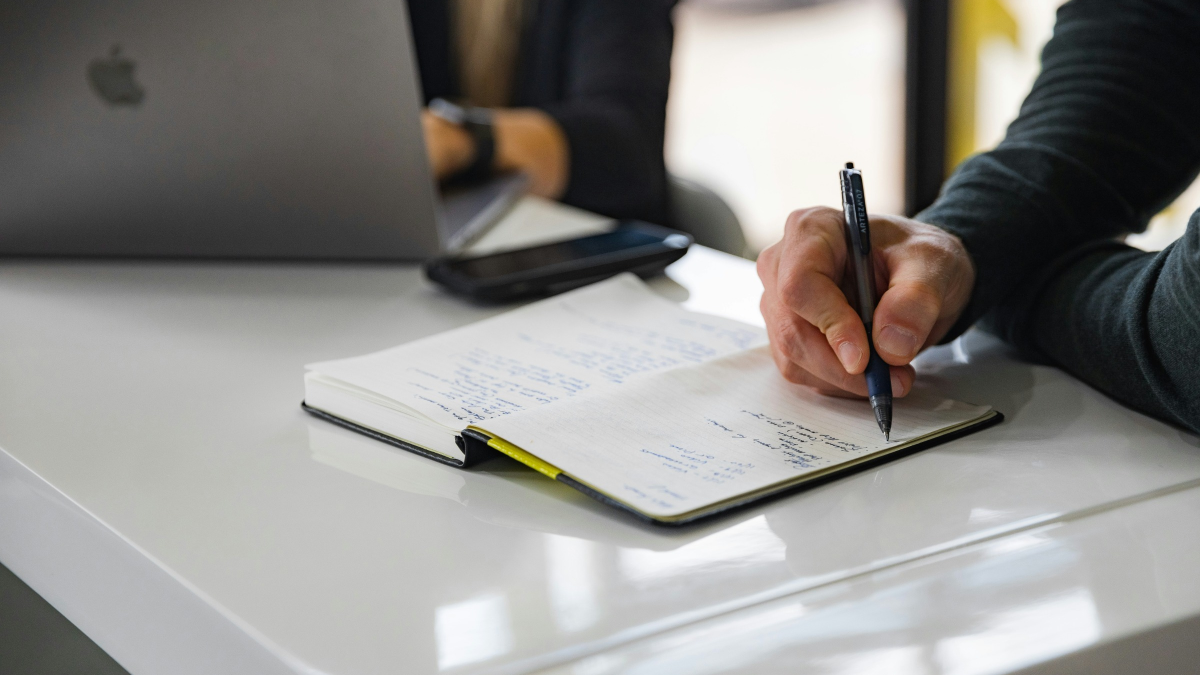 用智能摘要与可执行洞察提升会议效率